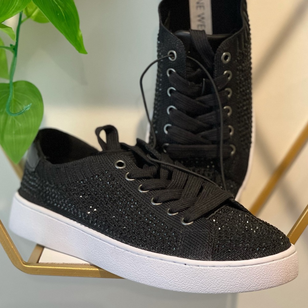 ✨✨New, Nine West black rhinestone sneakers 6M